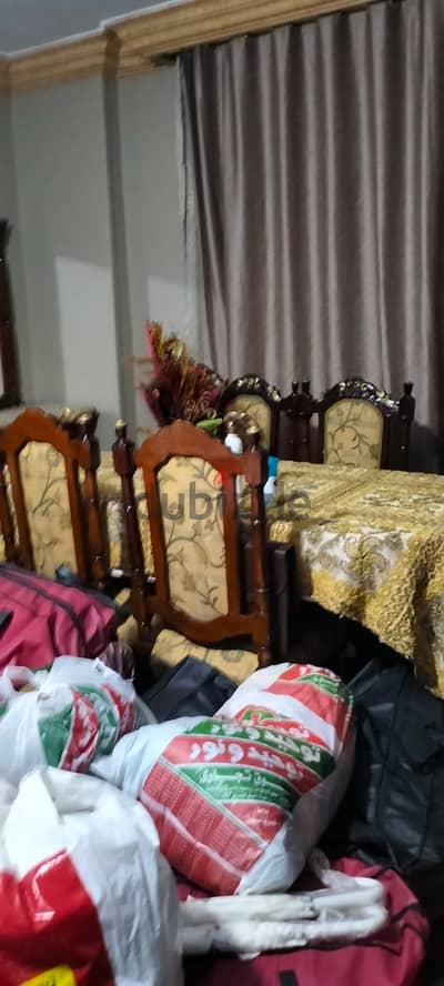ترابيزة سفرة ب ٦ كراسي ونيش خشب نضيف وبحالة جيدة حدا