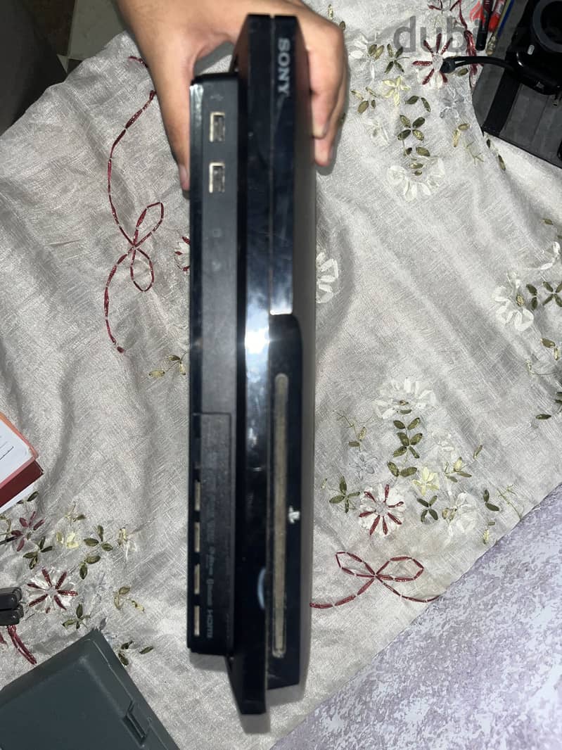 PS3 super slim  + 3 controllers 2 works as will 4