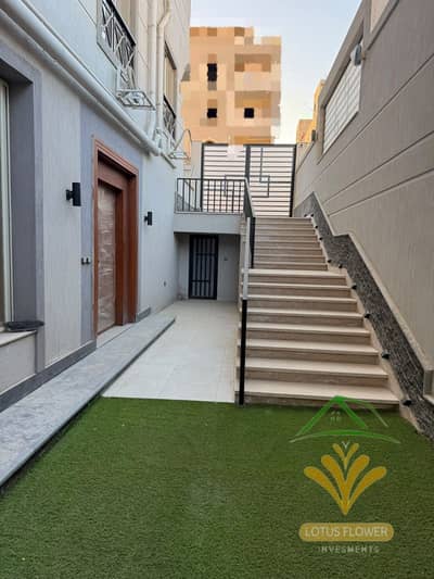 فيلا دوبلكس مميزة للايجار في الأندلس – التجمع الخامس  تشطيب Ultra Super Lux | مساحات خارجية واسعة | تصميم عملي ومتكامل