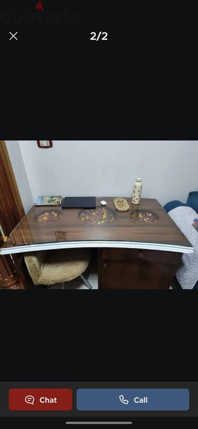 مكتب خشب عمولة بحالة جيدة