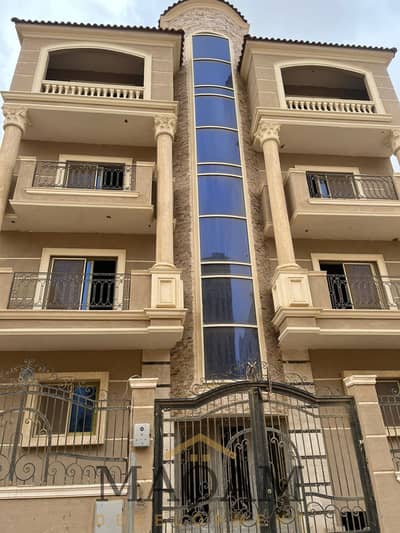  للبيع شقة مميزة في الأندلس 2/2 – قريبة جدًا من شارع التسعين   الموقع: الأندلس 2/2 – بحري، وموقع مميز وقريب من التسعين  المساحة: 170 متر  الدو