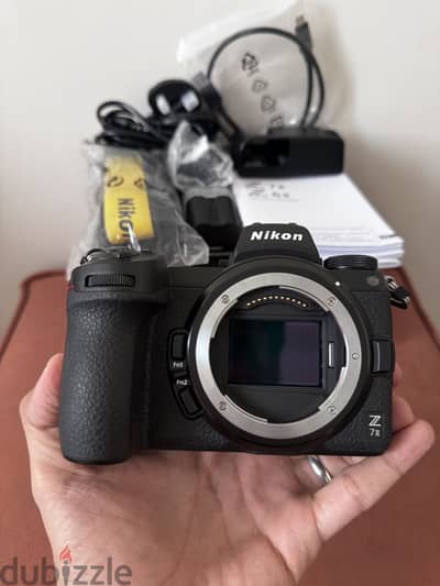 للبيع: كاميرا Nikon Z 7II (جسم الكاميرا + ملحقاتها الأصلية