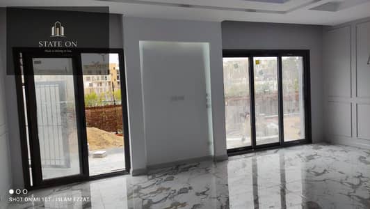 شقة بحديقة خاصة للإيجار في Eastown Sodic | 196م + حديقة 48م | 3 غرف نوم | نصف مفروشة