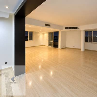 Apartment for sale in Al Rehab, Phase Four, next to Al Rehab Gateway Mall, with an area of 305 meters, fourth floor, 3 bedrooms, 3 bathrooms, and a reception area consisting of 3 pieces, in a prime location and with a large and distinguished space.