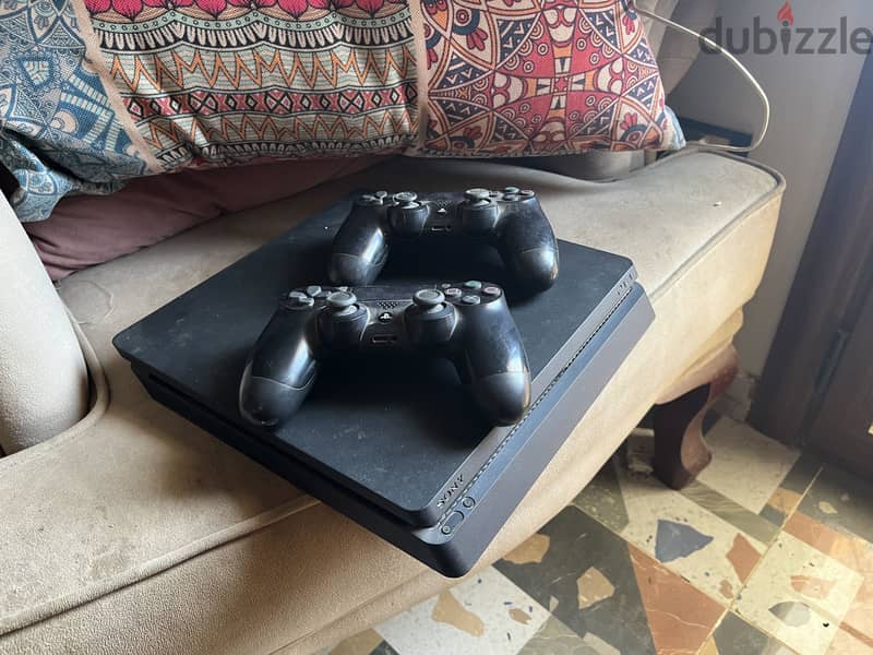PlayStation 4 slim 1