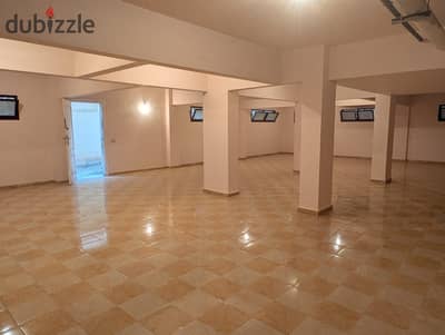 An excellent opportunity for traders and companies, a 220 m warehouse for rent in Al-Yasmeen (next to Al-Rehab and North Al-Tase'in). Get a spacious storage area and practical design in a strategically accessible location near Al-Kabajji Palace and the most important commercial hubs. Area: 220 square meters (basement) finishing: