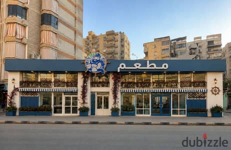 An irreplaceable investment opportunity, licensed restaurant, huge area of 700 square meters, strategically located perpendicular to Abbas El Akkad directly in the first area in front of Gad, parallel to Mostafa El Nahas directly, a minute to the international garden with a Kids Area