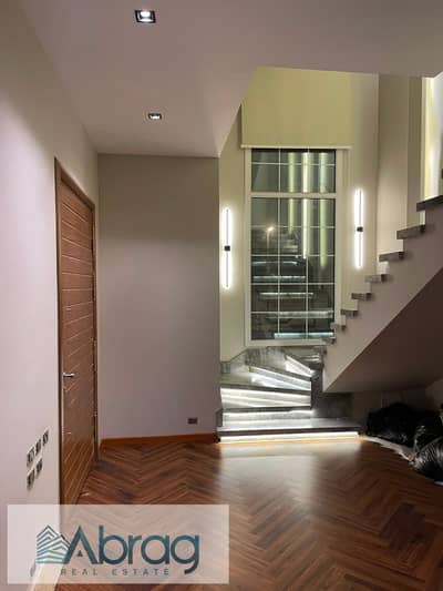 Twin house for rent in New Giza Westridge compound; features 4 bedrooms, a kitchen, and air conditioning; super-lux finish.