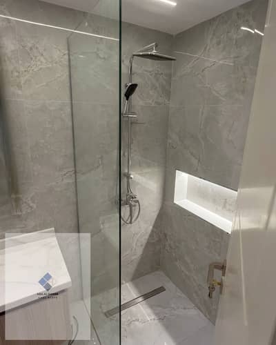 Apartment for sale in Al-Banasij Buildings, 170 square meters on the first floor, reception 3 pieces, 3 bedrooms including a master bedroom with dressing, parking space, and a prime location in the Fifth Settlement.