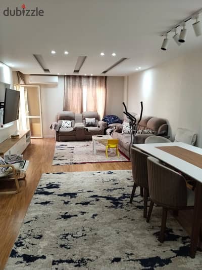 For sale, an apartment facing the main gate street, registered contract, notary month, personal finishing. Sale with kitchen, price negotiable upon seriousness and after inspection.