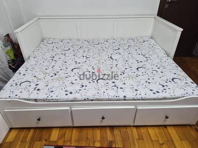 كنبة سرير ايكيا (Hemnes) بـ 3 أدراج + 2 مرتبة
