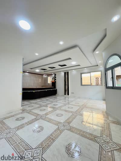 شقه في العجمي شاطي النخيل خطوات لي البحر والشارع الرئيسي وجميع الخدمات تشطيب فاخر ومميز جدا موقع سكني ممتاز