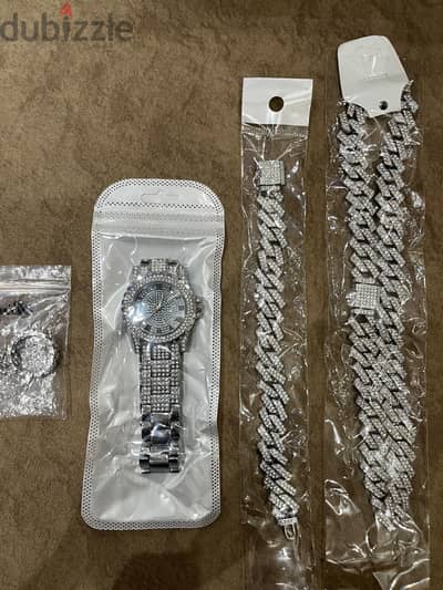 ساعة معاها طقم bracelets محترم high quilty