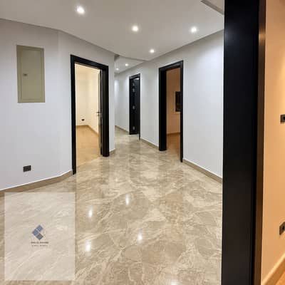 شقة للبيع في البنفسج عمارات التجمع الأول مساحة 170 متر دور أول 3 غرف نوم منهم غرفة ماستر بالدريسنج وريسبشن 3 قطع وباكية خاصة في الجراج