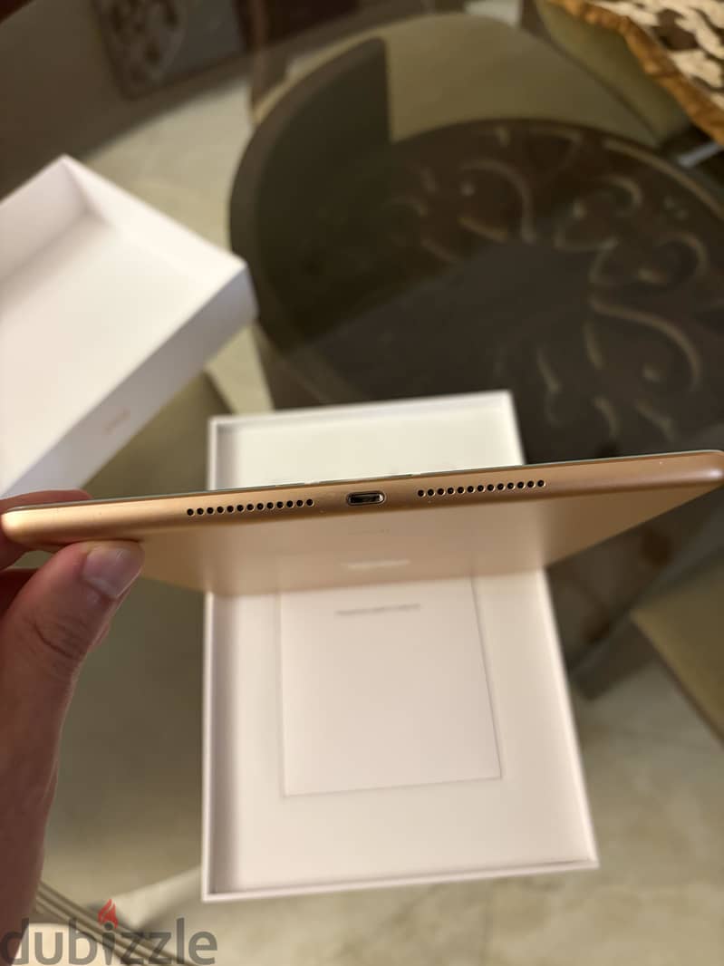 Apple 8th generation Gold (from Canada) 2