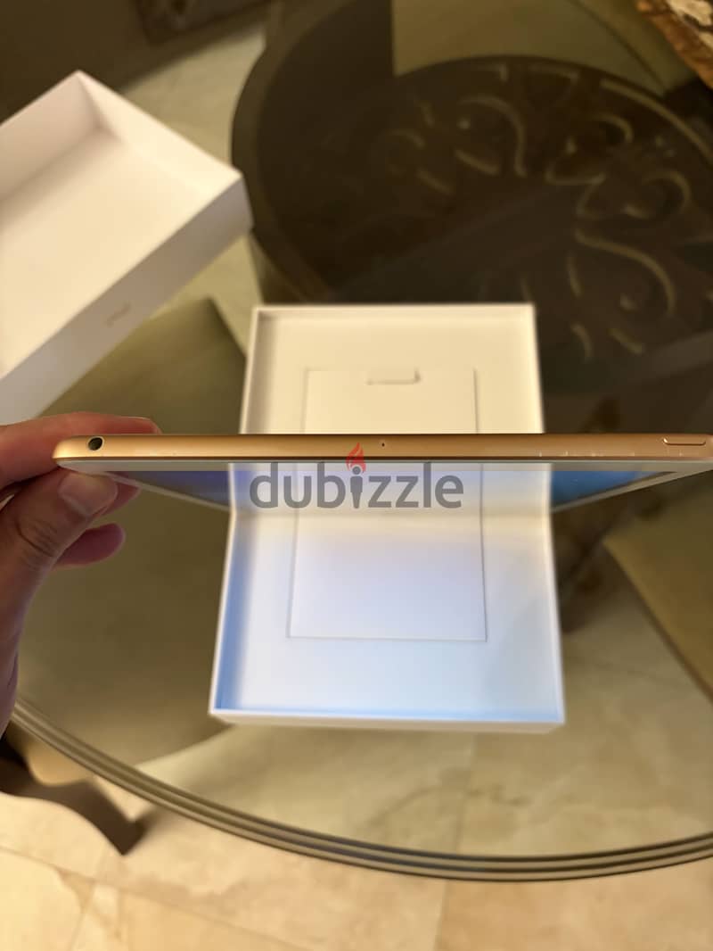 Apple 8th generation Gold (from Canada) 7