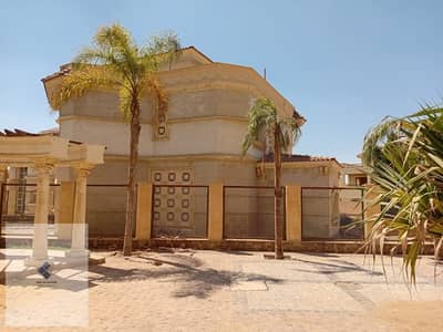 فيلا للبيع في كمبوند رويال لاجون أمام ماونتن فيو وبلاجيو مساحة أرض 840 متر ومباني 1350 متر بحمام سباحة بحري ناصية Corner داخل كمبوند راقٍ يضم 22 فيلا