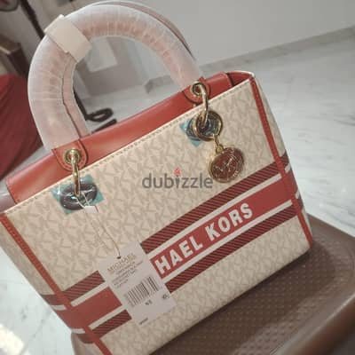 Michael Kors Greenwich Medium Bucket Bag)