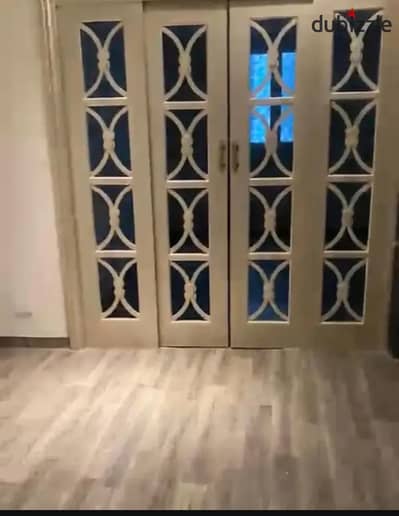 شقه للايجار الإداري 100م الازريطة بالقرب من البحرمطلوب 20الف