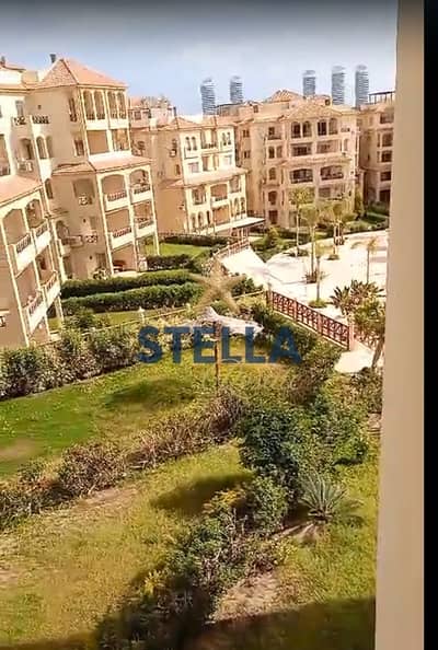 شاليه للبيع استلام فوري في ستيلا مارينا بالدور الثاني متشطب ومفروش بالكامل بالأجهزة و3 تكييفات وموقع مميز داخل القرية