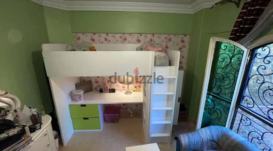 سرير أطفال دورين + مكتب ودواليب وأدراج