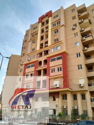 شقة للبيع في أبراج سما في القطامية في منطقة هادية وراقية تشطيب سوبر لوكس بالمطبخ خشب سويدي والتكييفات موفره للكهربا بسعر مميز جدا أمن وحراسة 24 ساعة .