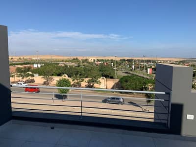 Twin house for rent in the Patio Zahraa (La Vista) compound, Sheikh Zayed. It features an open-plan kitchen equipped with appliances and air condition