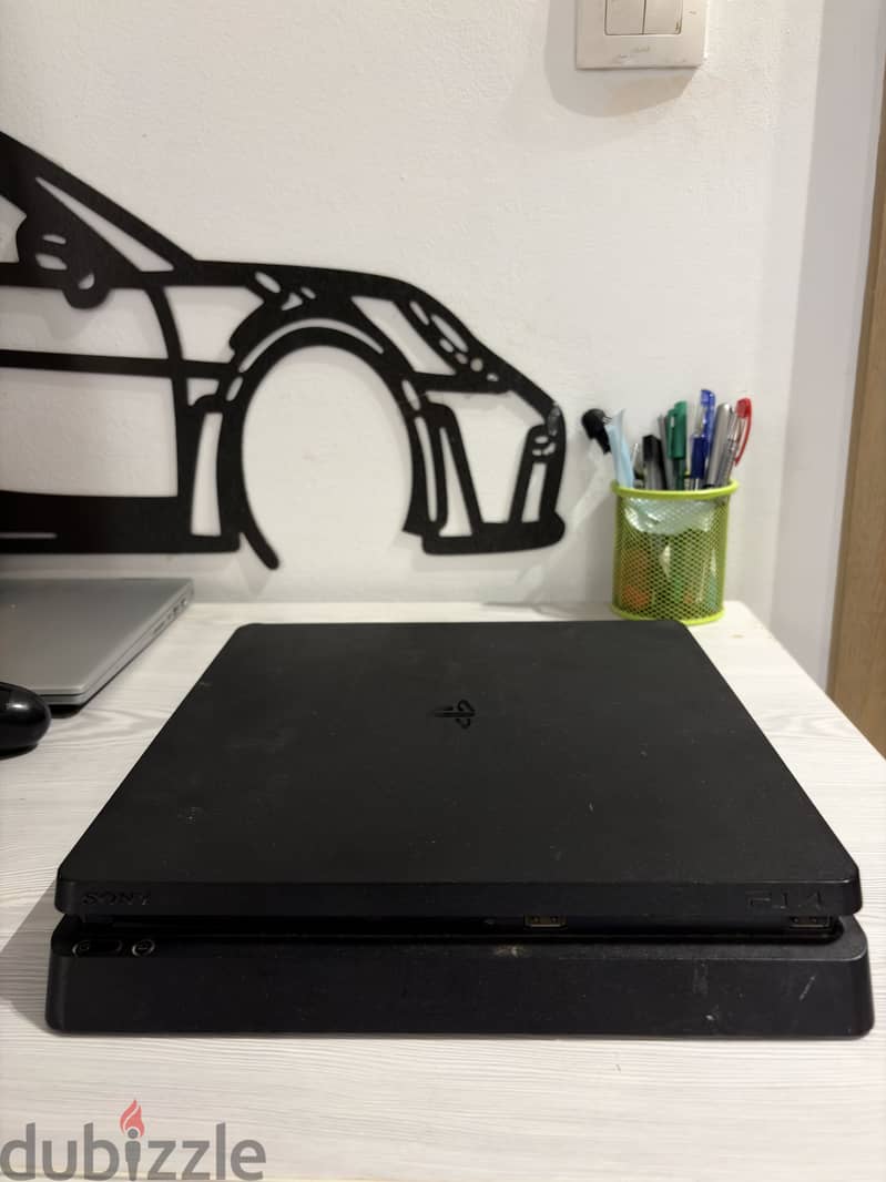 PlayStation 4 slim used like new 1