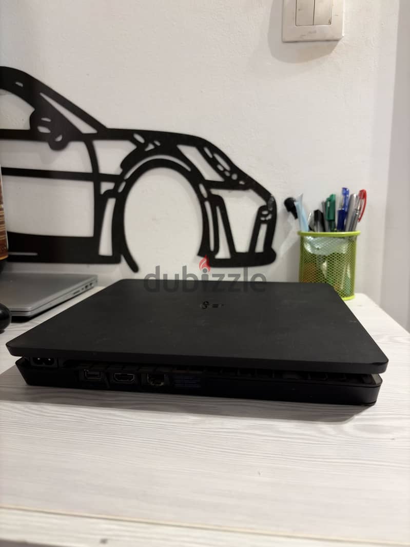 PlayStation 4 slim used like new 2