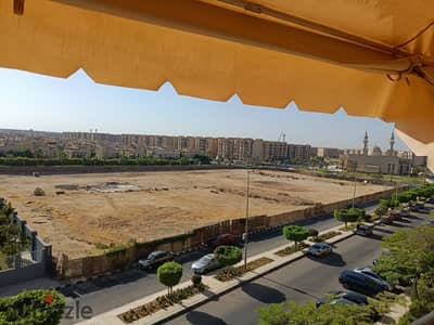 For sale in Al-Rehab 2, an apartment of 180 meters, 3 bedrooms, 3 bathrooms, fully special finishes, fourth floor and not the last, open view on the street, steps from the eastern market, steps from the eastern market, the school, and services.