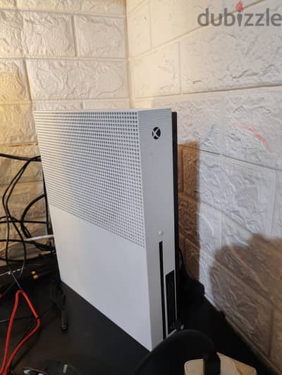 جهاز Xbox one s مع دراعين حالة جيدة
