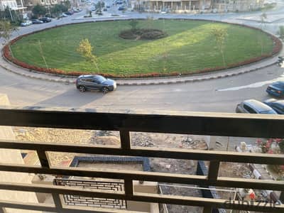 شقة للبيع فيو ميدان لاند سكيب في اللوتس الشماليه التجمع الخامس   خطوات من شارع التسعين وبالقرب من الجامعه الامريكيه والرحاب