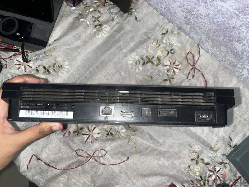 PS3 super slim + 2 controllers 2