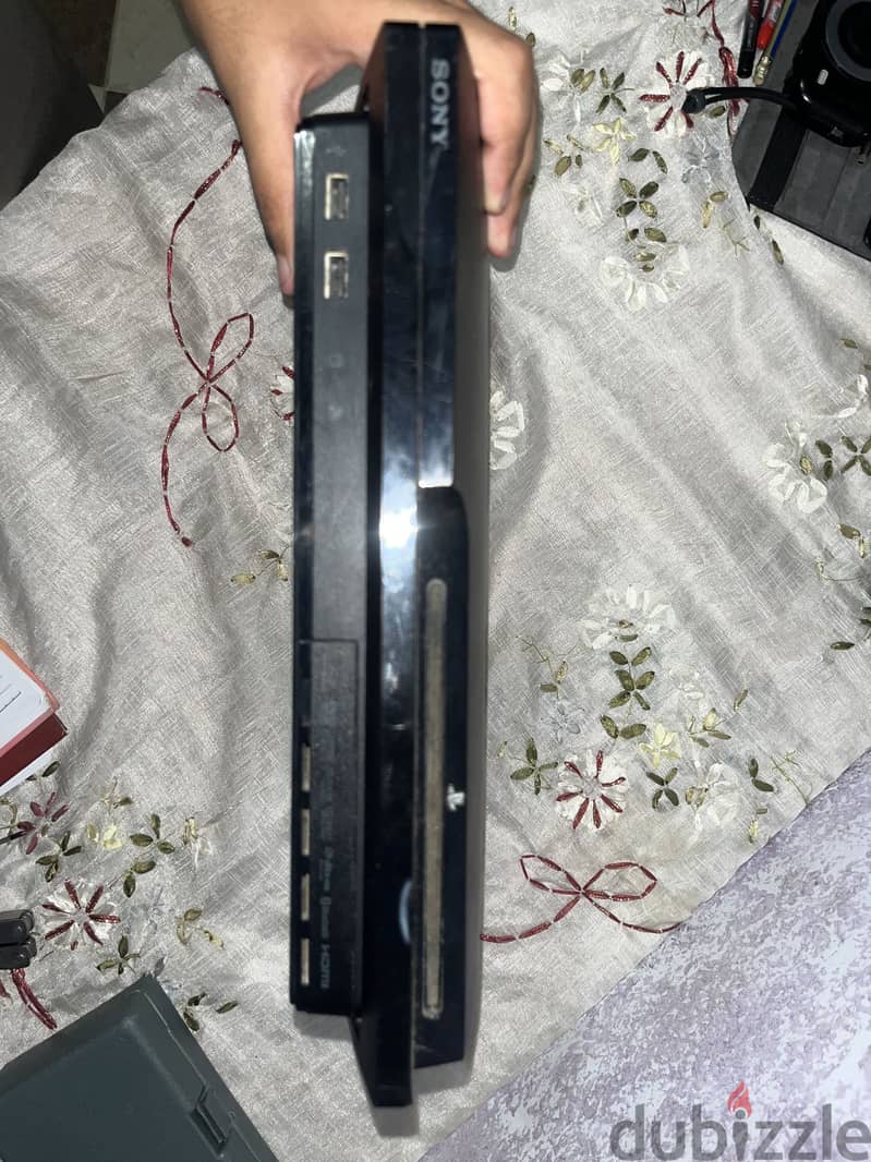 PS3 super slim + 2 controllers 3