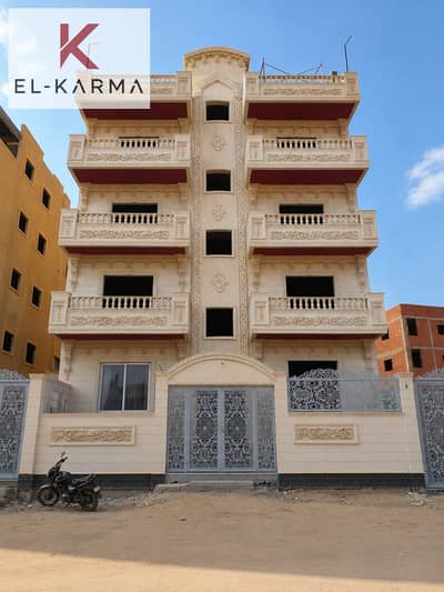 شقه للبيع نص تشطيب علي اكبر شارع في العبور الجديده