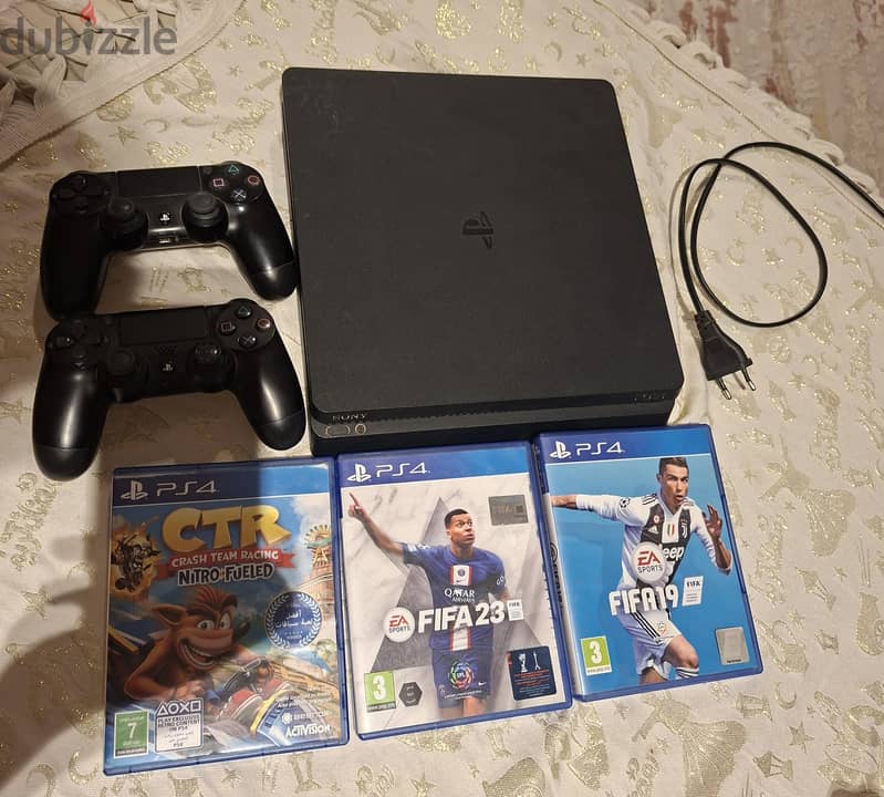 PlayStation 4 slim 1