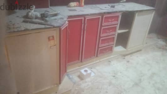 مطبخ كبير مستعمل لون احمر لقطه