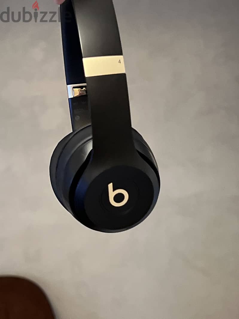 beats solo 4 black & gold 1