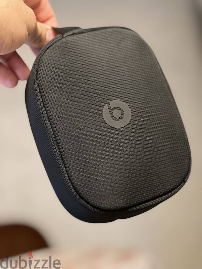 beats solo 4 black & gold 2