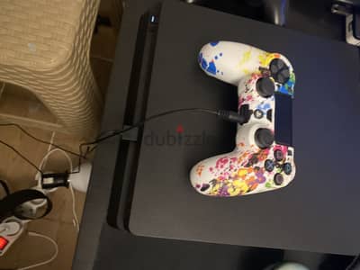 للبيع جهاز PS4 Slim بحالة ممتازة - سوفت 13.52 مع جميع الوصلات