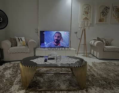 انتريه مودرن  ٢ كنبه +2 كرسي بحاله ممتازه جدا