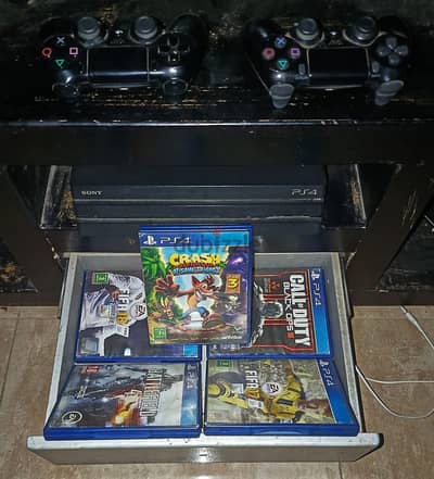 ps4 pro +  2 controllers  original +  5 gimes