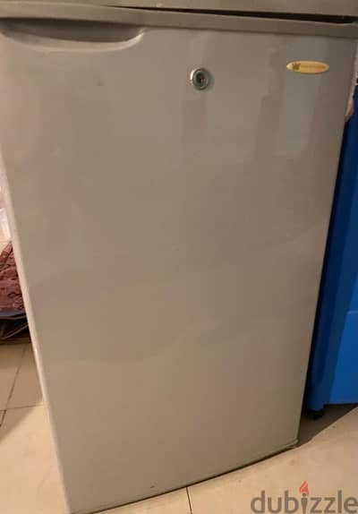 Mini fridge,  تلاجه صغيره للبيع color Grey. Sughtly used condition