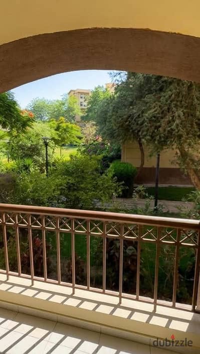 فرصه عظيمه للاستثمار او السكن الفاخر بنص السعر شقه دور أرضى 3 غرف بجاردن و مدخل خاص للبيع على طريق السويس امام مدينتى و بالقرب من باتيو لافيستا سعاده