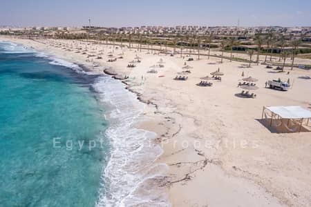 آخر فيلا تاونهاوس على البحر في سيزر راس الحكمة الساحل الشمالي بمقدم ٥٪ بس على ٨ سنين!!!