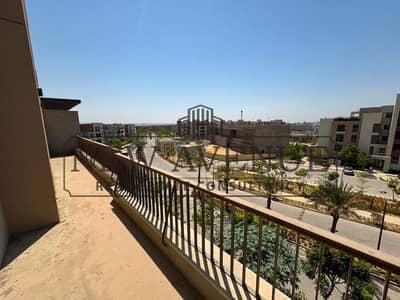 بنتهاوس نادر افضل سعر فى السوق بڤيو مفتوح و يطل علي النادي للبيع في كمبوند ديستريكت ٥ - district 5