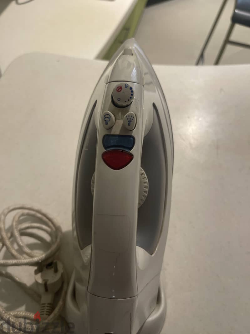 BLACK DECKER steam iron 1