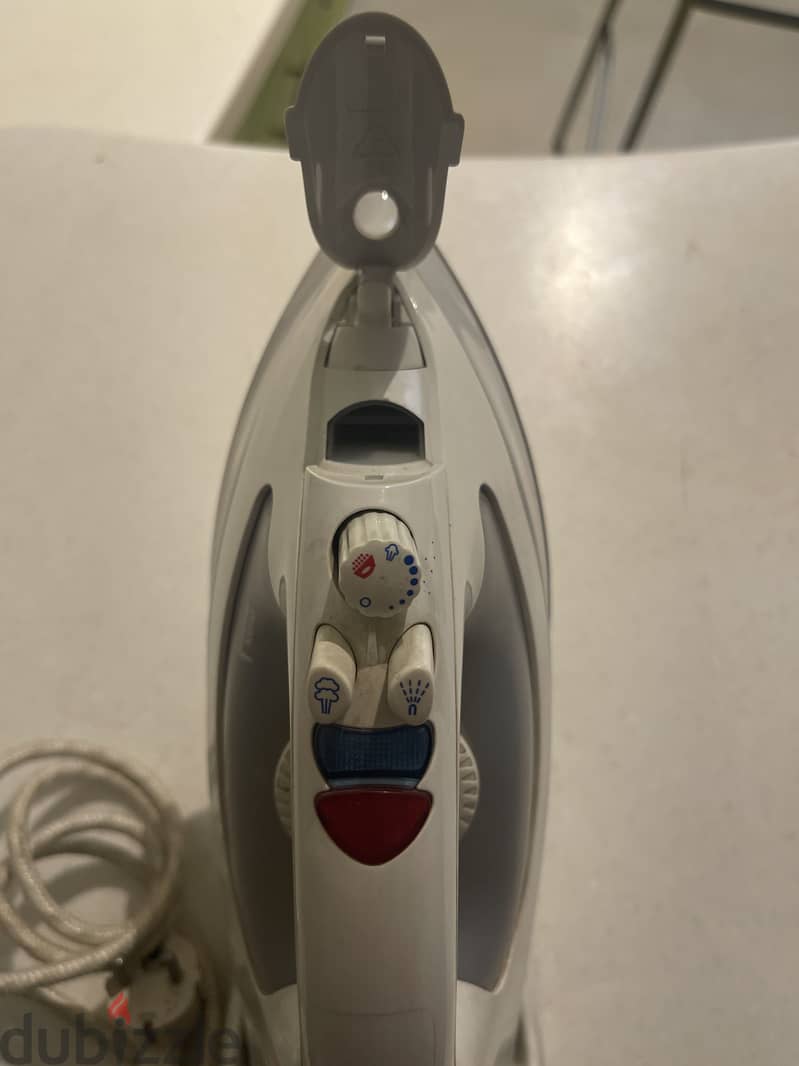 BLACK DECKER steam iron 2