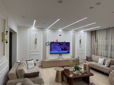 Apartment for sale in Wasal Views Compound - Prime location and high-end finishes. A unique opportunity to own an apartment with an area of 240 square meters inside Wasal Views Compound, with a practical layout and spacious area suitable.