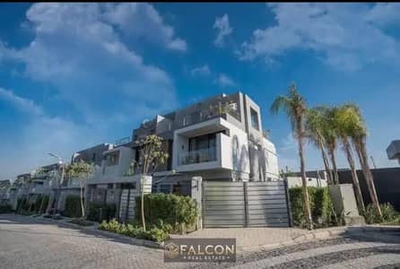 3-floor villa, open 100% north-facing view, VIP location, 25% off, high privacy, for sale in Patio Town New Cairo, near Hyde Park.